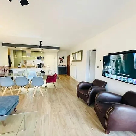 Spacious 2bedrooms Flat W Terrace&parking Apartment